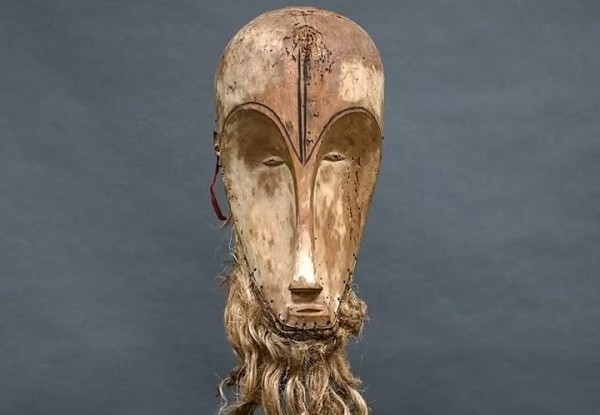 Семья продала старую маску за €150, а покупатель вскоре ее перепродал за €4,2 миллиона Семья продала старую маску за €150, а покупатель вскоре ее перепродал за €4,2 миллиона