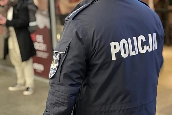 В Варшаве на улице нашли пьяного подростка из Беларуси В Варшаве на улице нашли пьяного подростка из Беларуси