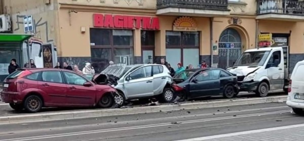 В Польше автомобиль въехал в толпу, пострадали 19 человек В Польше автомобиль въехал в толпу, пострадали 19 человек