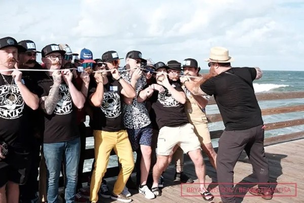 Мужчины с длинными усами и бородой установили новый мировой рекорд