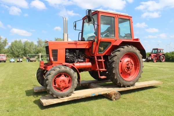 Фотофакт: «Беларус» на «качелях» в немецком городке