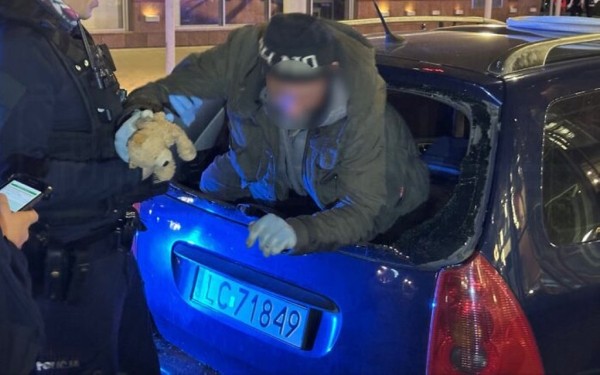 Пьяный белорус в Варшаве разбил окно машины и уснул внутри Пьяный белорус в Варшаве разбил окно машины и уснул внутри