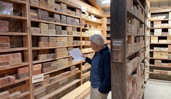 Мужчина больше 40 лет собирал кирпичи. Зачем? Мужчина больше 40 лет собирал кирпичи. Зачем?