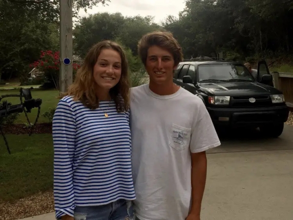 Бросила бутылку с письмом в океан и встретила парня. Эта история рвет TikTok Бросила бутылку с письмом в океан и встретила парня. Эта история рвет TikTok